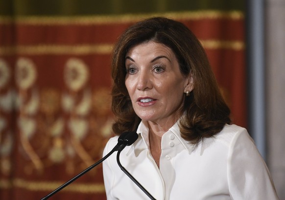 ARCHIV - 24.08.2021, USA, Albany: Kathy Hochul, Governeurin von New York, spricht zu Journalisten nach einer feierlichen Vereidigungszeremonie im State Capitol in Albany, New York. Lange galt Kinderlä ...