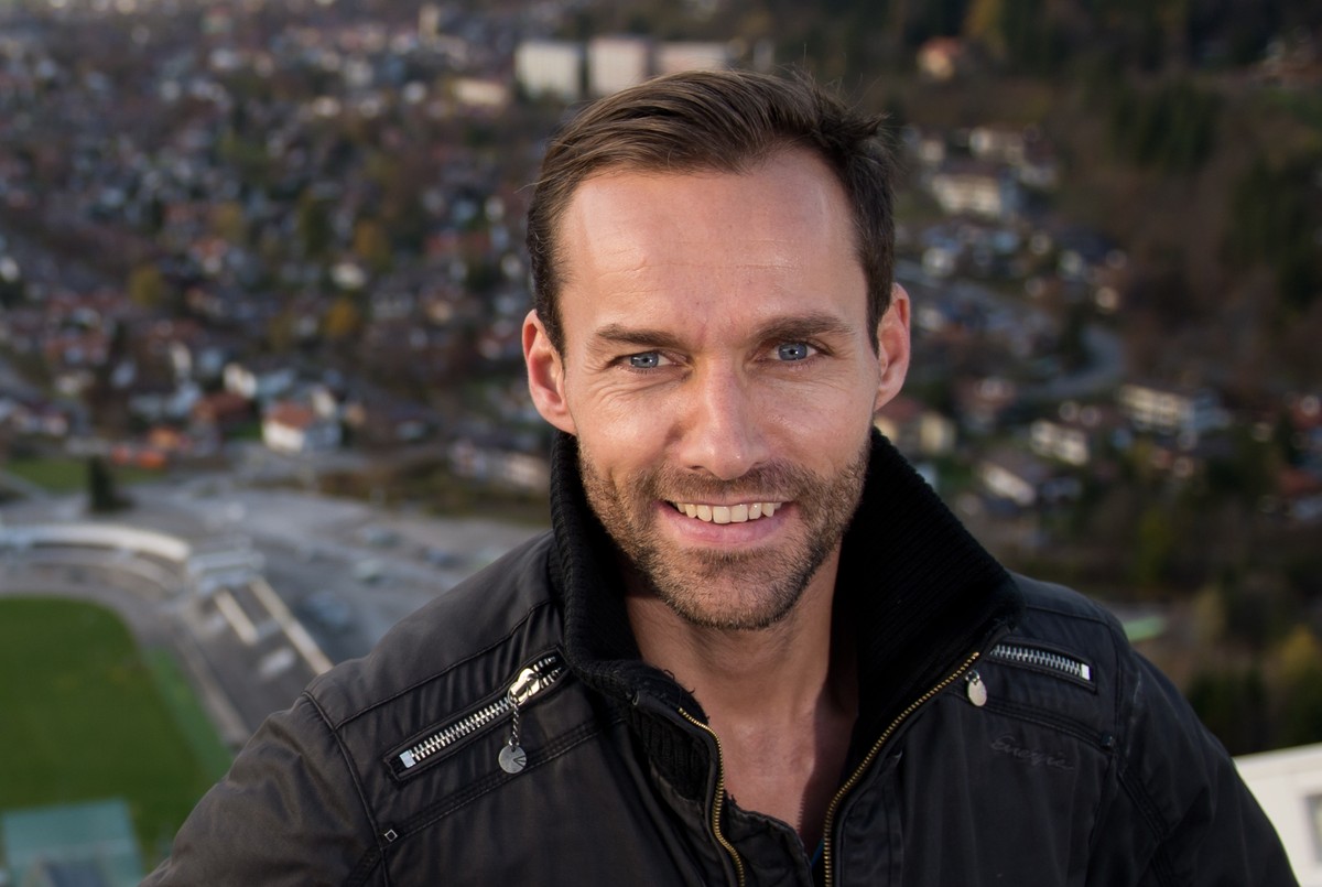 ARCHIV - 07.11.2013, Bayern, Garmisch-Patenkirchen: Der fr�here Skispringer Sven Hannawald steht auf der obersten Plattform der Skisprungschanze. Der fr�here�Vierschanzentournee-Sieger�ist ein klarer ...