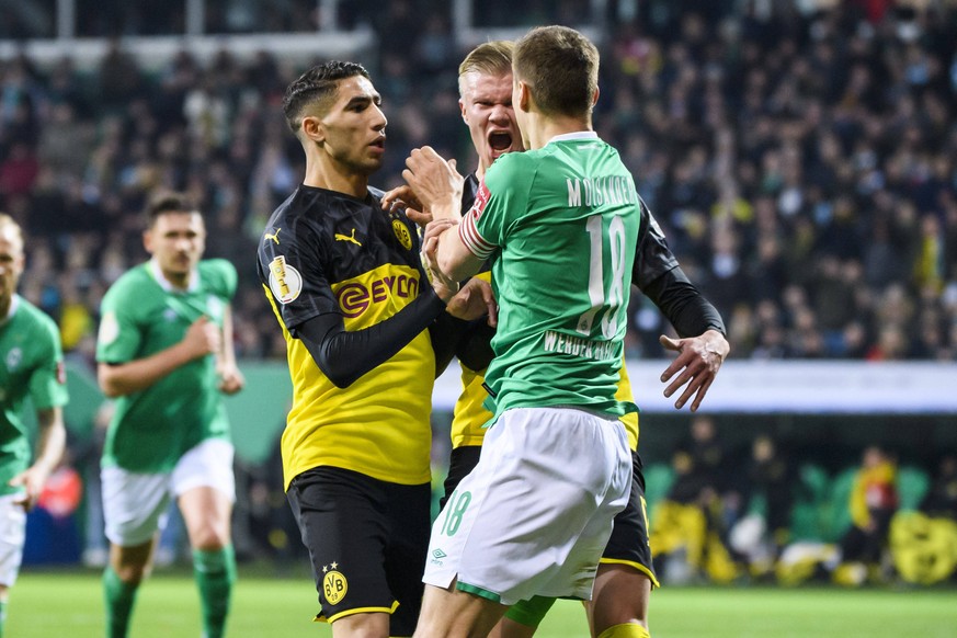 04.02.2020, xkvx, Fussball DFB Pokal 1/8 Finale, SV Werder Bremen - Borussia Dortmund emspor, v.l. Rangelei / Zweikampf / Achraf Hakimi BVB Borussia Dortmund, Erling Haland Haaland BVB Borussia Dortmu ...