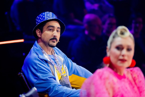 08.10.2022, Nordrhein-Westfalen, K�ln: Eko Fresh und Ruth Moschner aus dem Rateteam sitzen am Ratepult in der Prosieben-Show &quot;The Masked Singer&quot;. Foto: Rolf Vennenbernd/dpa +++ dpa-Bildfunk  ...