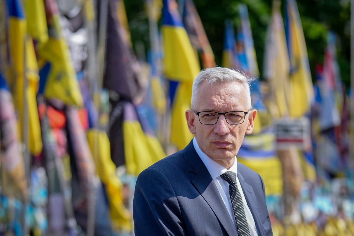 ARCHIV - 12.06.2025, Ukraine, Kiew: Martin Jäger, deutscher Botschafter in der Ukraine, geht über den Maidan. (zu dpa: «Kanzleramtschef Frei: Operative Fähigkeiten des BND stärken») Foto: Kay Nietfeld ...