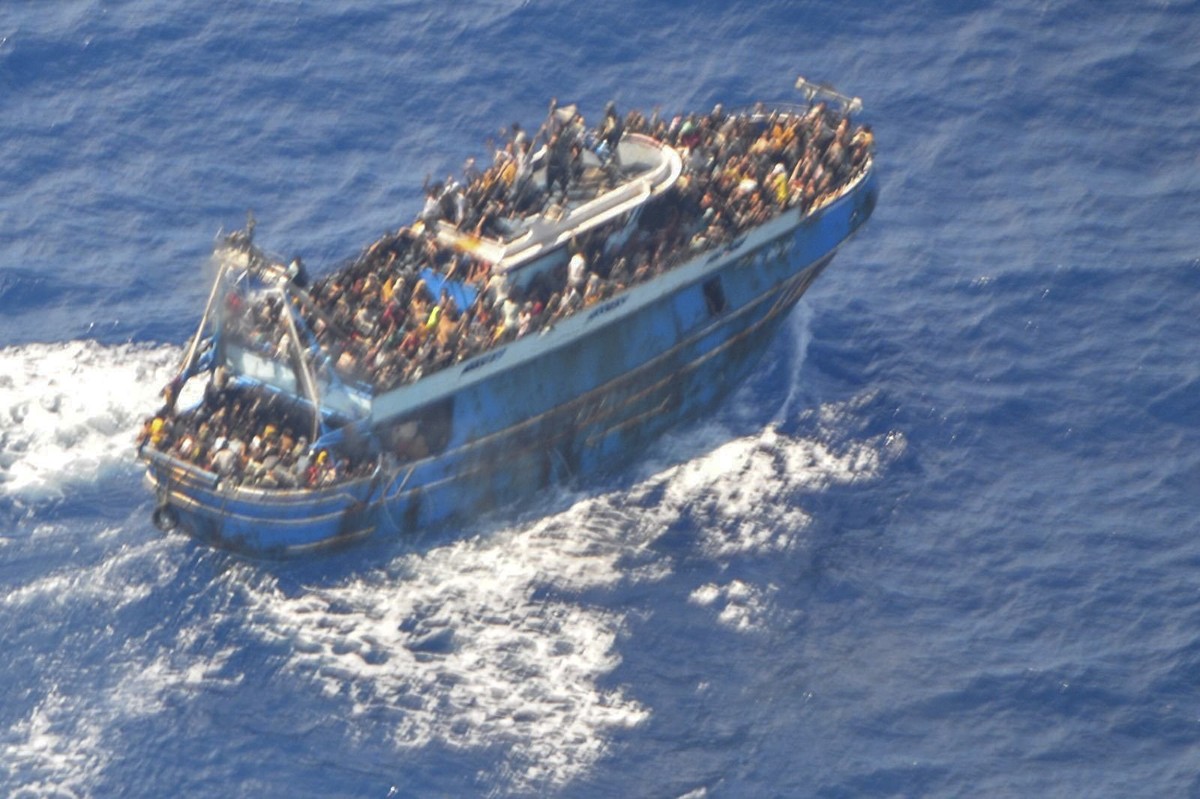 HANDOUT - 14.06.2023, Griechenland, Ägäisches Meer: Dieses undatierte, von der griechischen Küstenwache am 14.06.2023 zur Verfügung gestellte Bild zeigt zahlreiche Menschen, auf dem Deck eines Fischer ...