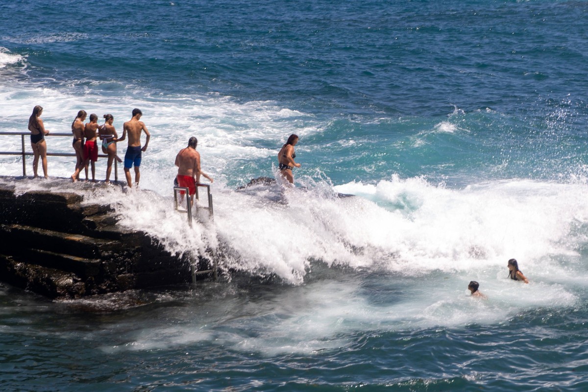 Daily life in Puerto de la Cruz, Tenerife Several swimmers on a pier in Puerto de la Cruz, northern Tenerife. Tenerife Spain Copyright: xDavidxCanalesx/xSOPAxImagesx TENERIFE-5