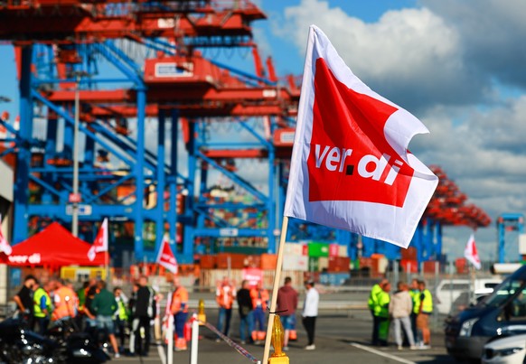 ARCHIV - 14.07.2022, Hamburg: Beschäftigte mit Verdi-Flaggen protestieren am 14.07.2022 bei einem Warnstreik vor dem Container Terminal Burchardkai der HHLA (Hamburger Hafen und Logistik AG). (Zu dpa: ...
