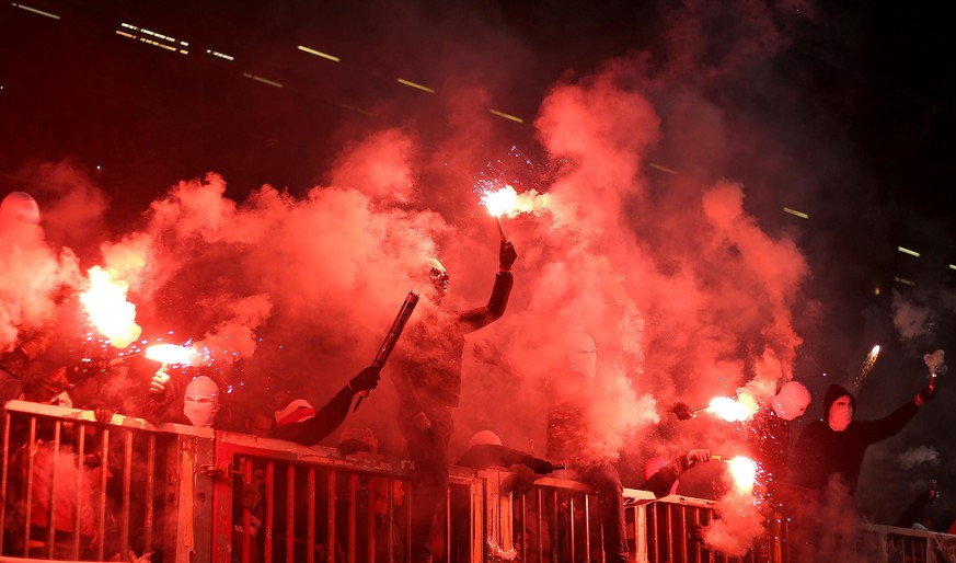 16.09.2019, Fussball 2. Bundesliga 2019/2020, 6. Spieltag, FC St. Pauli - Hamburger SV, im Millerntor-Stadion Hamburg. Pyro im Fanblock von St. Pauli ***DFL and DFB regulations prohibit any use of pho ...