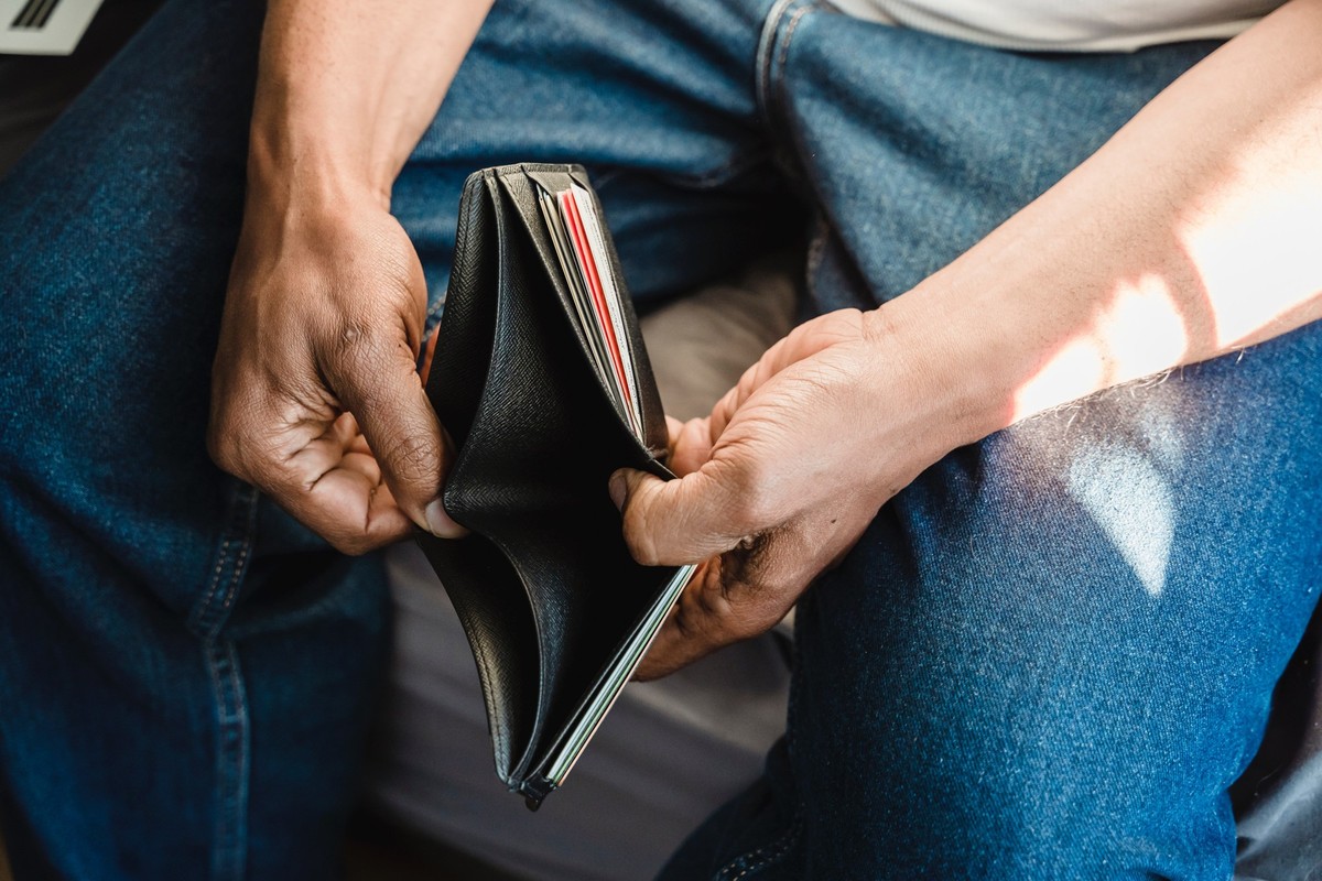Die Geldbörse ist leer, das Budget reicht nur für das Nötigste.