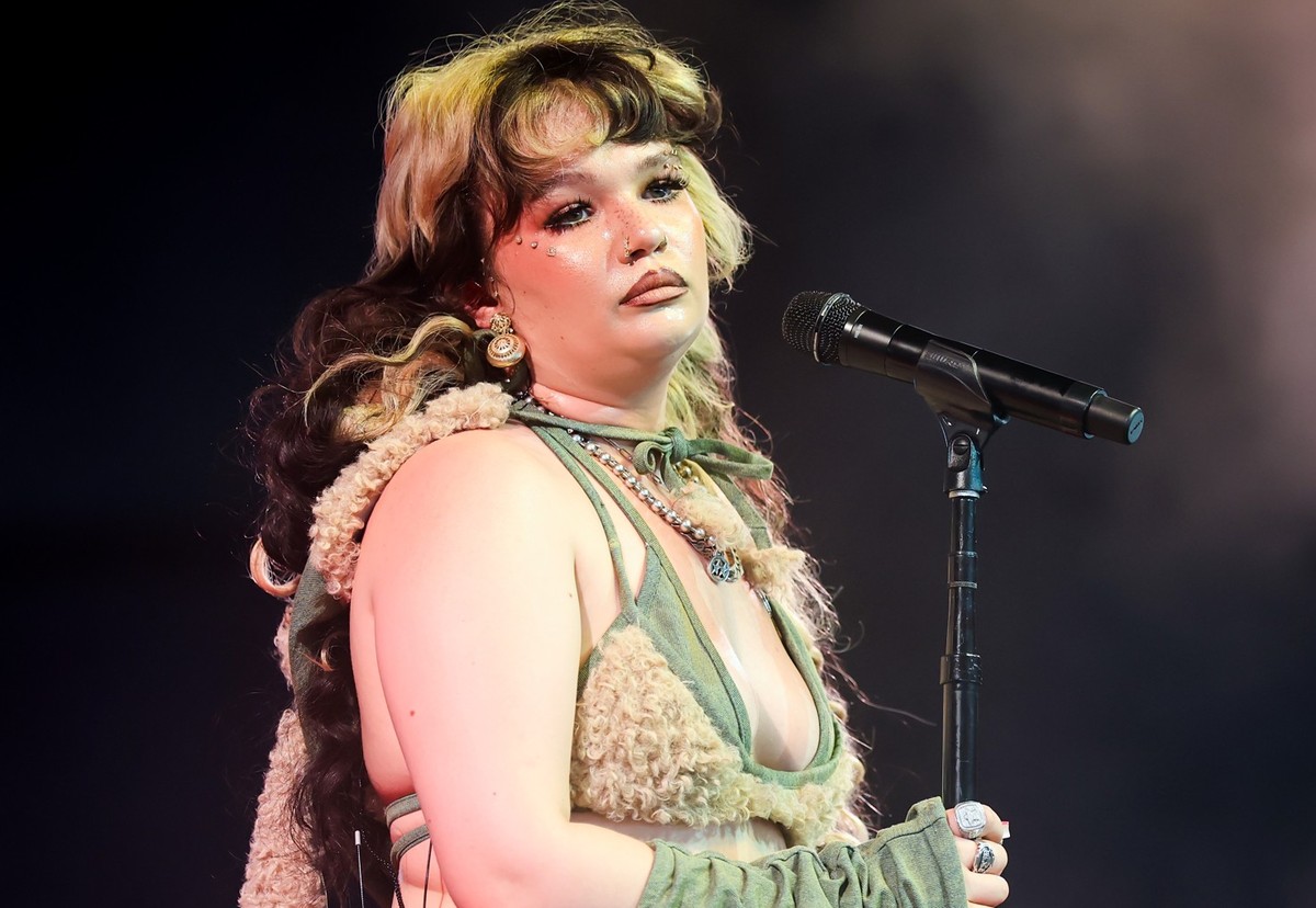INDIO, CALIFORNIA - APRIL 11: (FOR EDITORIAL USE ONLY) Lola Young performs at the Mojave Tent during the 2025 Coachella Valley Music and Arts Festival at Empire Polo Club on April 11, 2025 in Indio, C ...