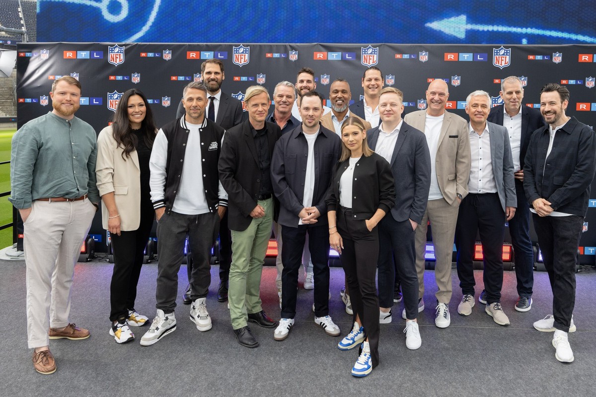 ARCHIV - 26.05.2023, Hessen, Frankfurt am Main: Das RTL-Team für die Übertragungen in der neuen NFL-Saison präsentiert sich: Von links: Adrian Franke, Nadine Nurasyid, Florian Ambrosius, Sebastian Vol ...