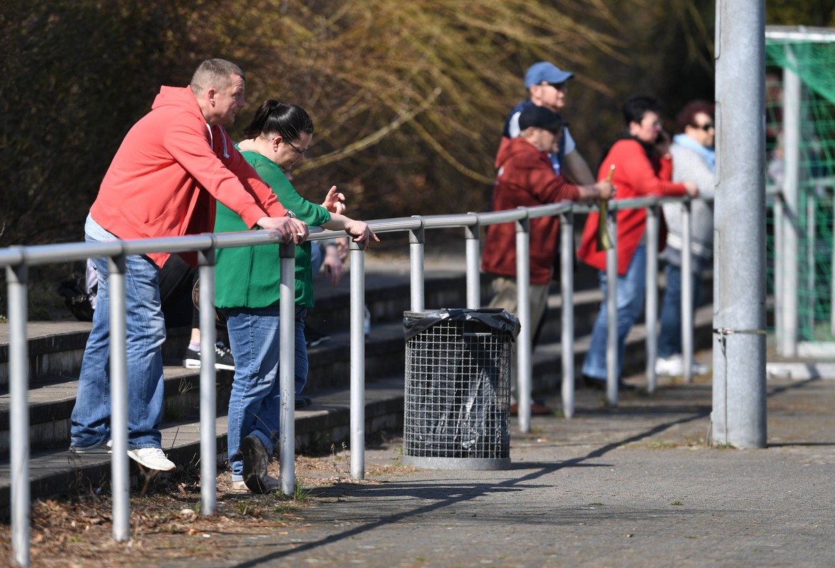 Fussball, Herren, Kreisliga B Berlin (2. Abteilung), Saison 2017/2018 (21. Spieltag), B.F.C. Germania 88 - TSV Lichtenberg II (5:2), Germania 88 feiert am 15. April seinen 130. Geburtstag, treue Zusch ...