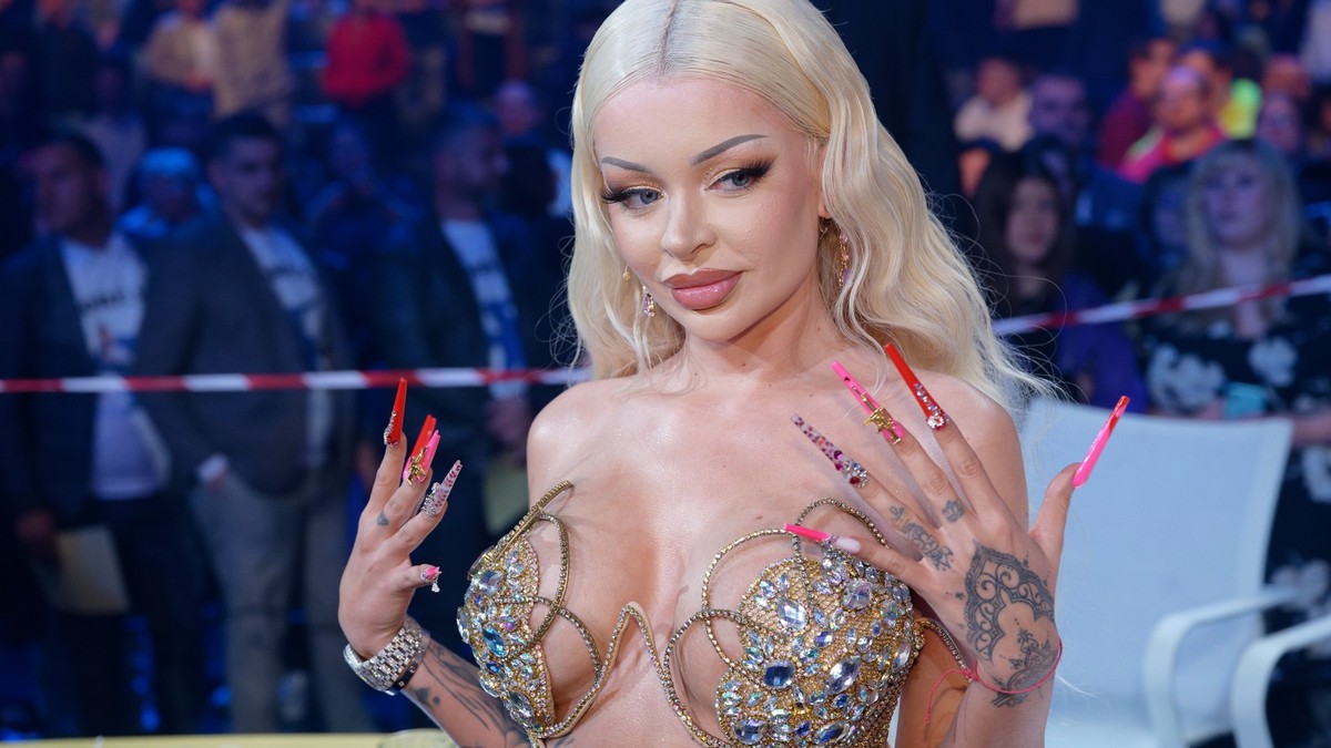 16.04.2023, Nordrhein-Westfalen, Köln: Jurorin Katja Krasavice steht nach dem Finale der Castingshow &quot;Deutschland sucht den Superstar&quot; der Bühne. Foto: Henning Kaiser/dpa +++ dpa-Bildfunk ++ ...