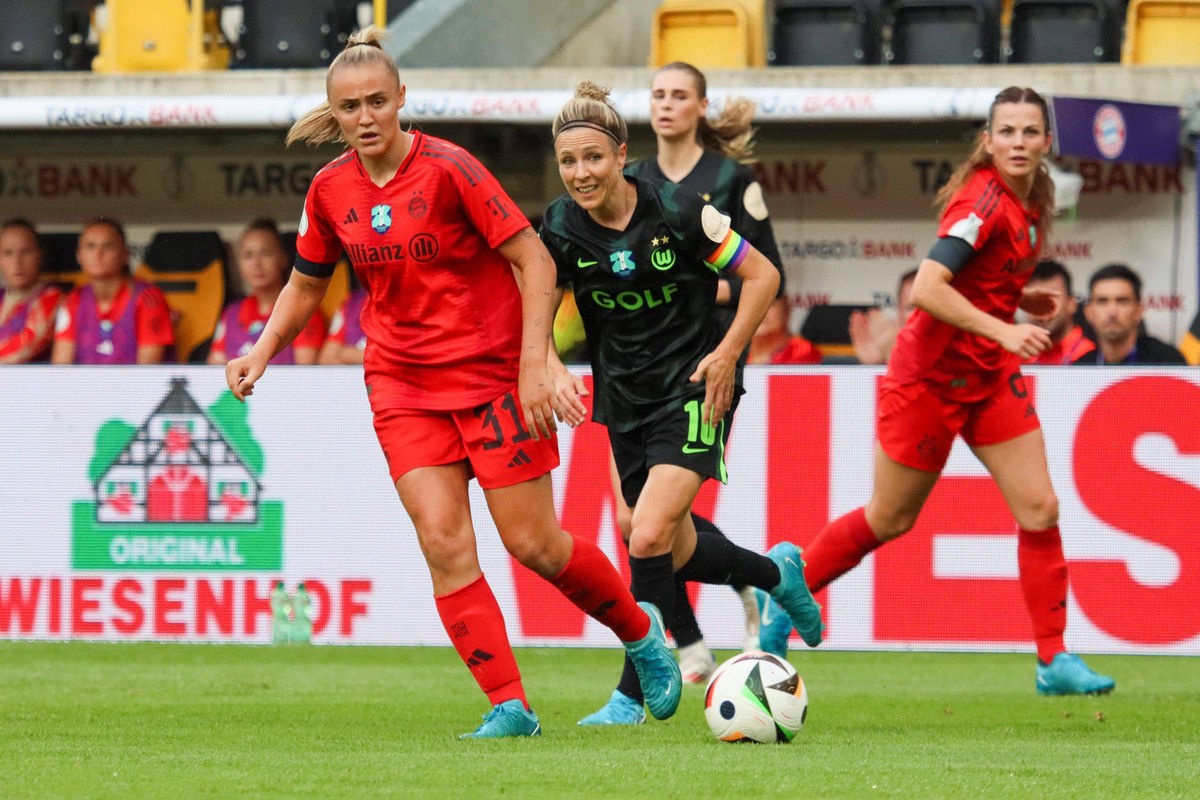 Dresden, Deutschland 25. August 2024: Supercup - Frauen - 2024 / 2025 - VfL Wolfsburg vs. 1. FC Bayern M