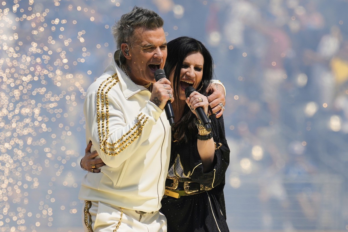 Robbie Williams and Laura Pausini perform during a pregame show before the Club World Cup final soccer match between Chelsea and PSG in East Rutherford, N.J., Sunday, July 13, 2025. (AP Photo/Seth Wen ...