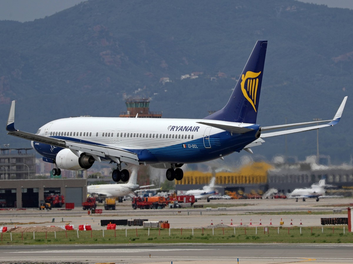 Barcelona Airport The cabin crew of Ryanair and EasyJet have called nine days of strike at the airports of Barcelona, Malaga and Palma de Mallorca for the next month of July due to the refusal of thei ...