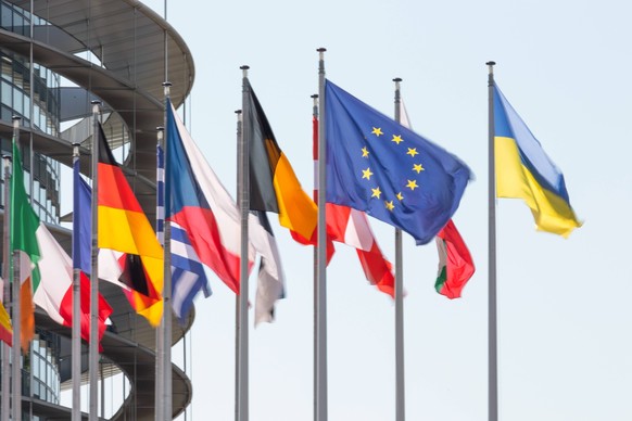 Flaggen am Europäischen Parlament in Straßburg. 06.08.2022 Straßburg, FRA - Flaggen am Europäischen Parlament in Straßburg., Straßburg Elsass Frankreich Europäisches Parlament *** Flags at European Pa ...