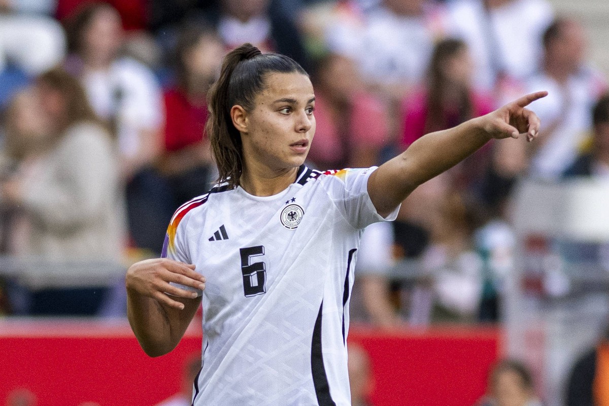 Frauenfu�ball: EM-Qualifikation, Deutschland-�sterreich am 16.07.24, Saison 2024/2025, in Hannover. Deutschlands Lena Oberdorf gibt Anweisungen. *** Womens soccer European Championship qualification,  ...