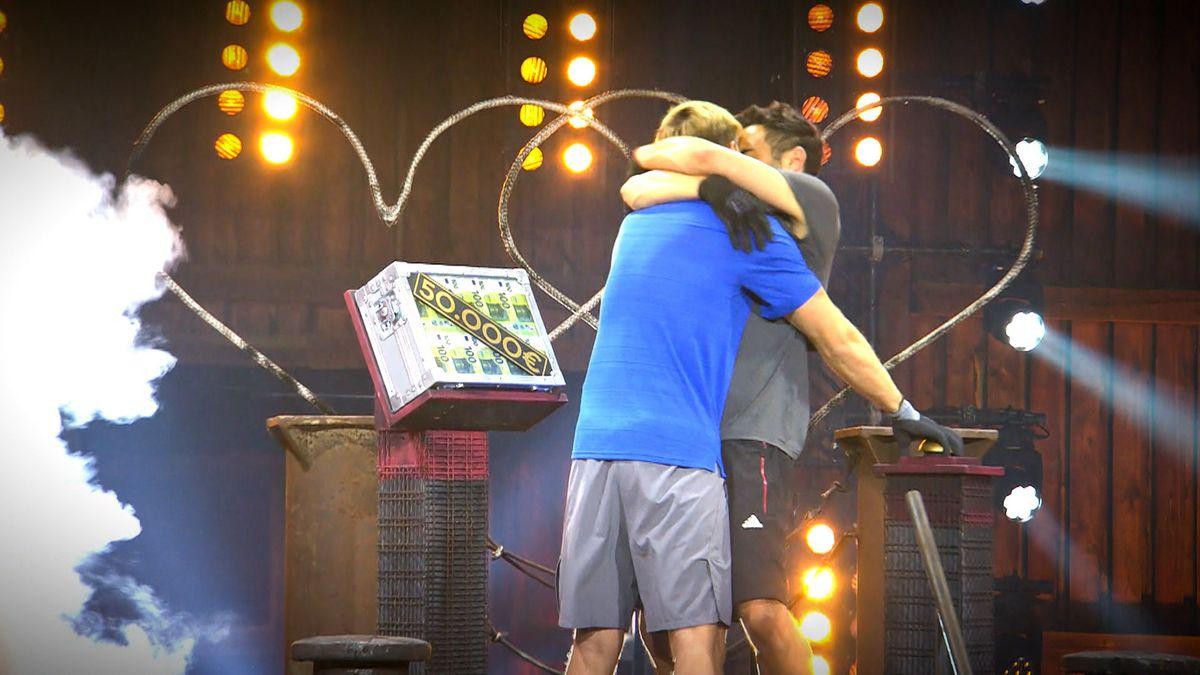 Lars (rechts) und Dominik sind nun stolze Besitzer von 50.000 Euro Siegerprämie.