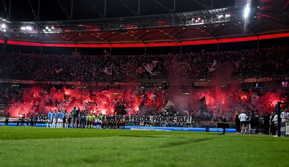 26.10.2022, xpsx, Fussball UEFA Champions League, Eintracht Frankfurt - Olympique Marseille v.l. choreo pyro fans zuschauer DFL/DFB REGULATIONS PROHIBIT ANY USE OF PHOTOGRAPHS as IMAGE SEQUENCES and/o ...