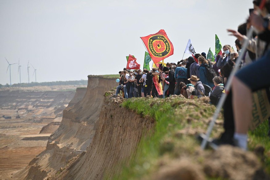 Demonstrierende protestierten am Samstag an der Abbruchkante zum Tagebau Garzweiler gegen den Kohleabbau.
