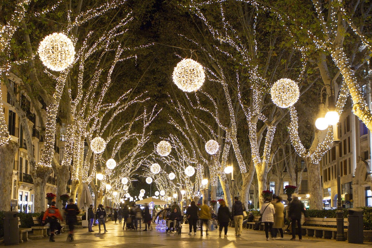 News Bilder des Tages Weihnachtlich geschmückte Straßen und Plätze in Palma de Mallorca Spanien . Vorweihnachtszeit in Palma de Mallorca *** Christmas decorated streets and squares in Palma de Mallorc ...
