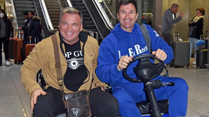 Lucas Cordalis, Peter Klein beim Abflug der ICH BIN EIN STAR - HOLT MICH HIER RAUS Dschungelcamp-Kandidaten nach Australien am Frankfurt International Airport in Frankfurt am Main am 02.01.2023 *** Lu ...