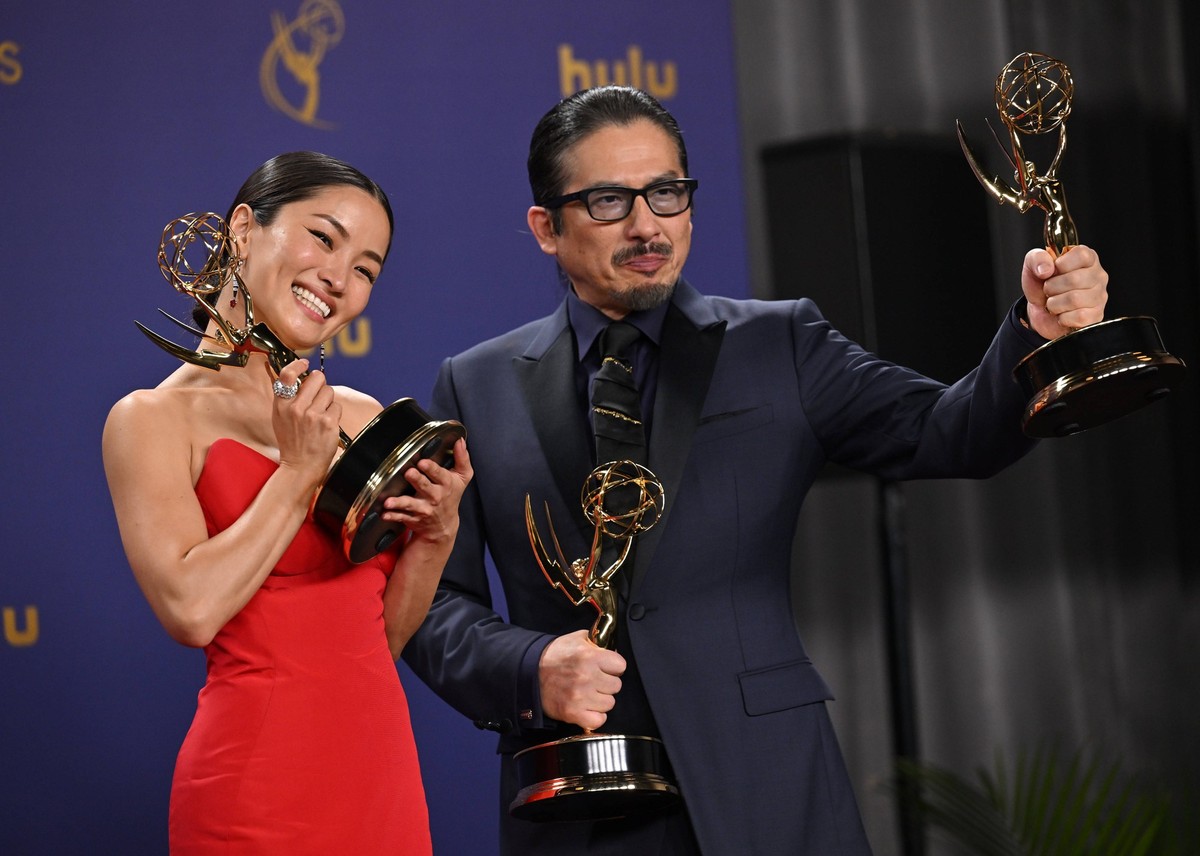 Entertainment Bilder des Tages L-R Anna Sawai holds her Emmy for the Outstanding Lead Actress in a Drama Series award and Hiroyuki Sanada holds his Emmy for the Outstanding Lead Actor in a Drama Serie ...