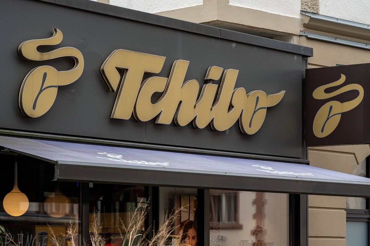 Tchibo Kaffeegeschäft Außenansicht mit Logo 03.02.2024, Limburg: Symbolfoto, Illustrationsbild, Symbolbild, Illustrationsfoto Tchibo Kaffeegeschäft Außenansicht mit Logo Die Fassade eines Tchibo Kaffe ...