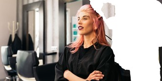 "Ich habe oft Schmerzmittel gespritzt" – Friseur Julian arbeitet, obwohl er krank ist