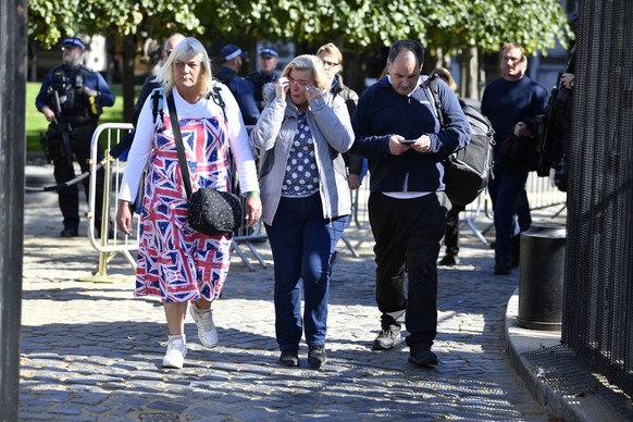 17.09.2022, Gro�britannien, London: Trauernde verlassen den Palace of Westminster, nachdem sie den Sarg von K�nigin Elizabeth II. auf dem Katafalk in der Westminster Hall gesehen haben. Foto: Beresfor ...