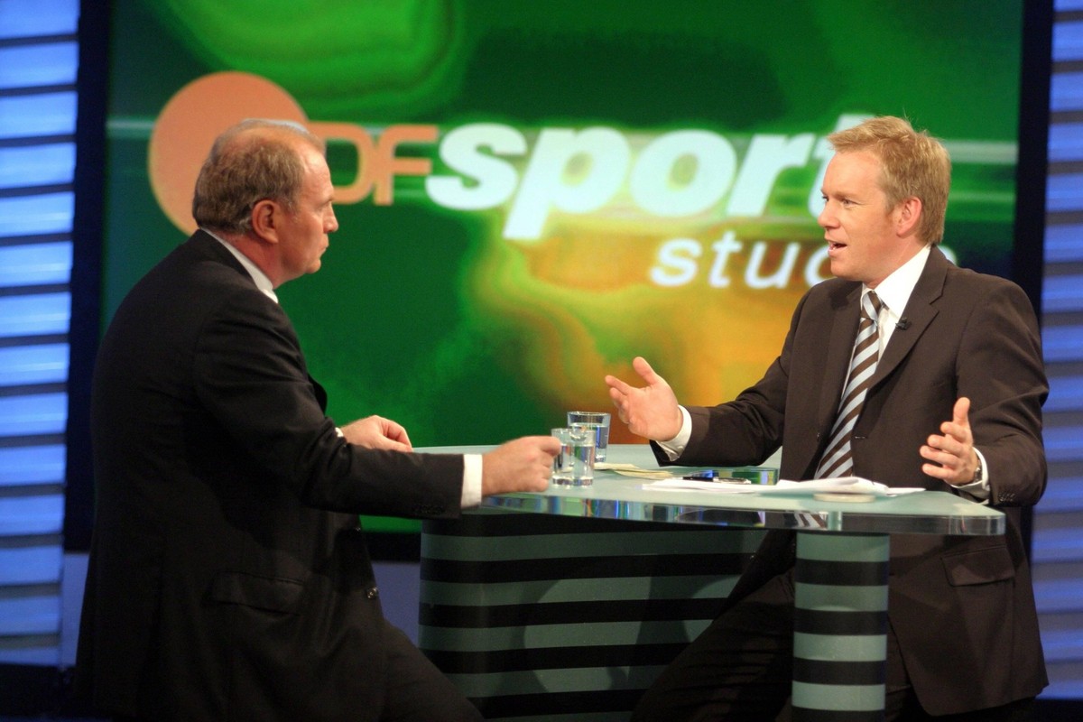 Uli Hoene� (li., Manager FC Bayern M�nchen) zu Gast bei Moderator Johannes B. Kerner (beide GER) im ZDF-Sportstudio