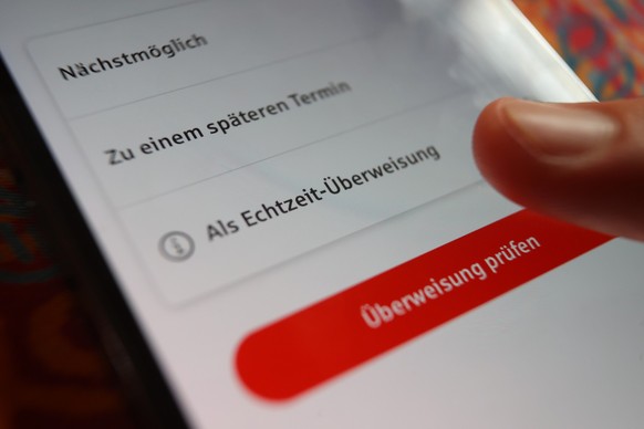 17.11.2022, Bayern, Kempten: ILLUSTRATION - In einer App der Sparkasse ist ist die Option &quot;Als Echtzeit-�berweisung&quot; zu sehen. (zu dpa: &quot;Bezahlen binnen Sekunden kommt in Europa nur lan ...