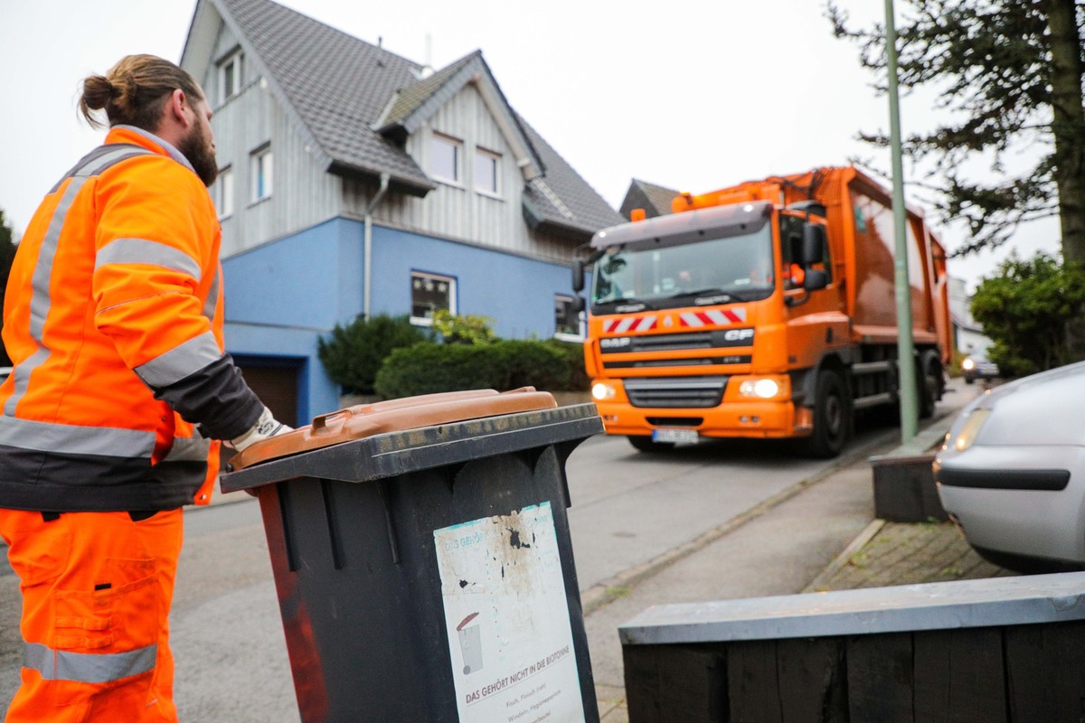 Symbolfotos M?llabfuhr in Bottrop *** NUR F?R REDAKTIONELLE ZWECKE *** EDITORIAL USE ONLY ***<p>M?llwerker des st?dtischen Entsorgungsunternehmens Best in Bottrop leeren am Freitag, 02. Dezember ...