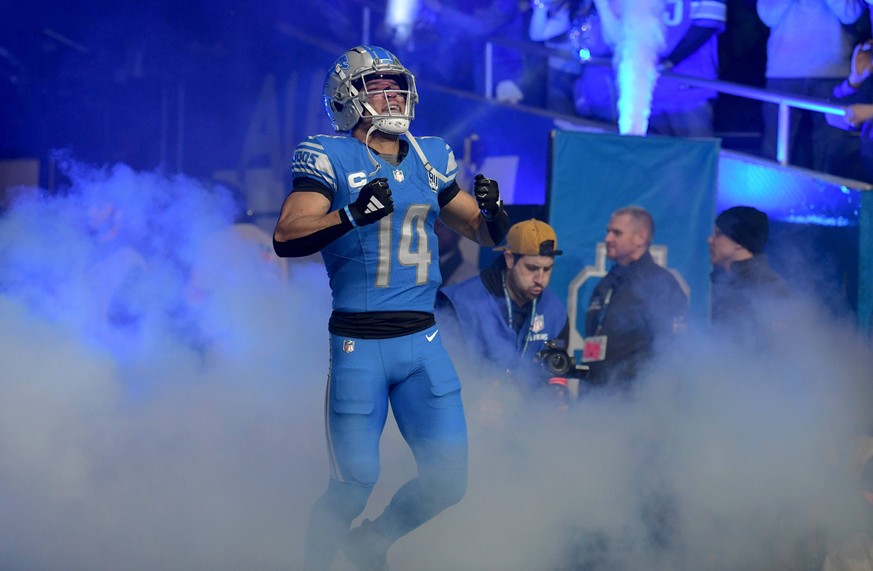 NFL, American Football Herren, USA NFC Wild Card Round-Los Angeles Rams at Detroit Lions Jan 14, 2024 Detroit, Michigan, USA Detroit Lions wide receiver Amon-Ra St. Brown 14 is introduced before a 202 ...