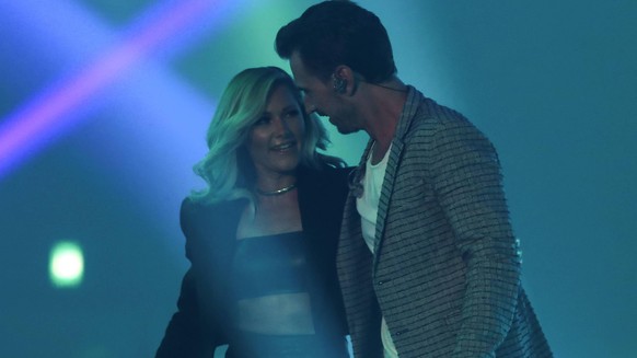 Saengerin Helene Fischer GER ueberrascht Moderator Florian Silbereisen in der Show er bringt sie nach ihrem Auftritt von der Buehne - ARD Liveshow Schlagerbooom 2019 aus der Westfalenhalle in Dortmund ...