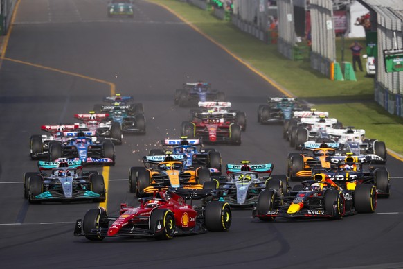 Start of the race, 16 LECLERC Charles (mco), Scuderia Ferrari F1-75, 01 VERSTAPPEN Max (nld), Red Bull Racing RB18, action during the Formula 1 Heineken Australian Grand Prix 2022, 3rd round of the 20 ...