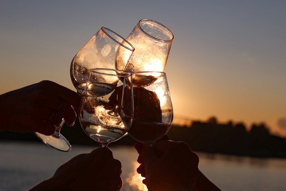 Niedersachsen, Hannover, 30.07.2023. Tausende Besucher Samstag Abend auf dem Maschseefest, Sonnenuntergang, Sundowner, Maschsee, Wein trinken, *** Lower Saxony, Hannover, 30 07 2023 Thousands of visit ...