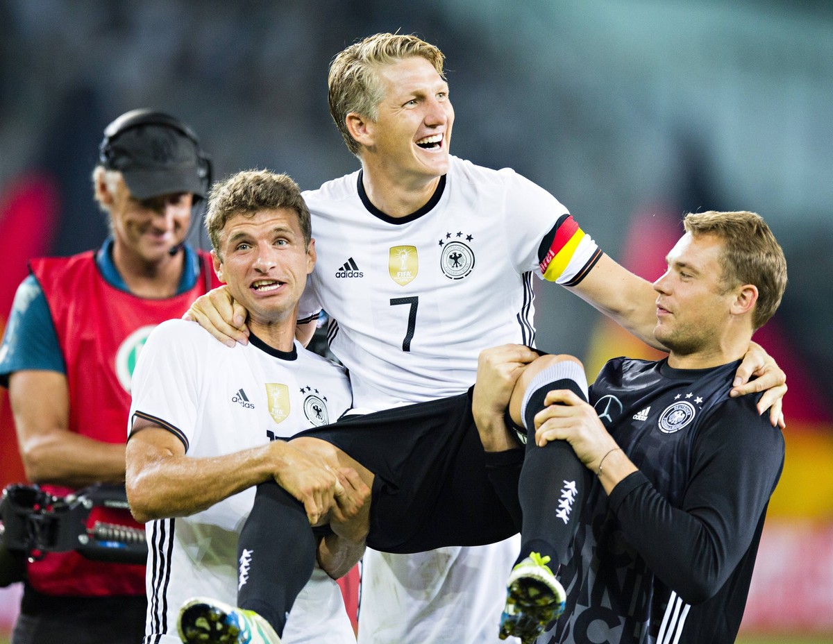 M�nchengladbach, 31.08.2016, Borussia Park Bastian Schweinsteiger (Deutschland) wird von seinen Kollegen Thomas M�ller (Deutschland) und Torwart Manuel Neuer (Deutschland) zum Abschied getragen Deutsc ...