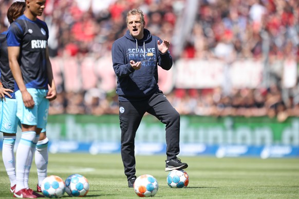 Fußball: 2. Bundesliga, 1. FC Nürnberg - FC Schalke 04, 34. Spieltag im Max-Morlock-Stadion. Der Trainer Michael Büskens vom FC Schalke 04 steht vor Spielbeginn auf dem Platz.