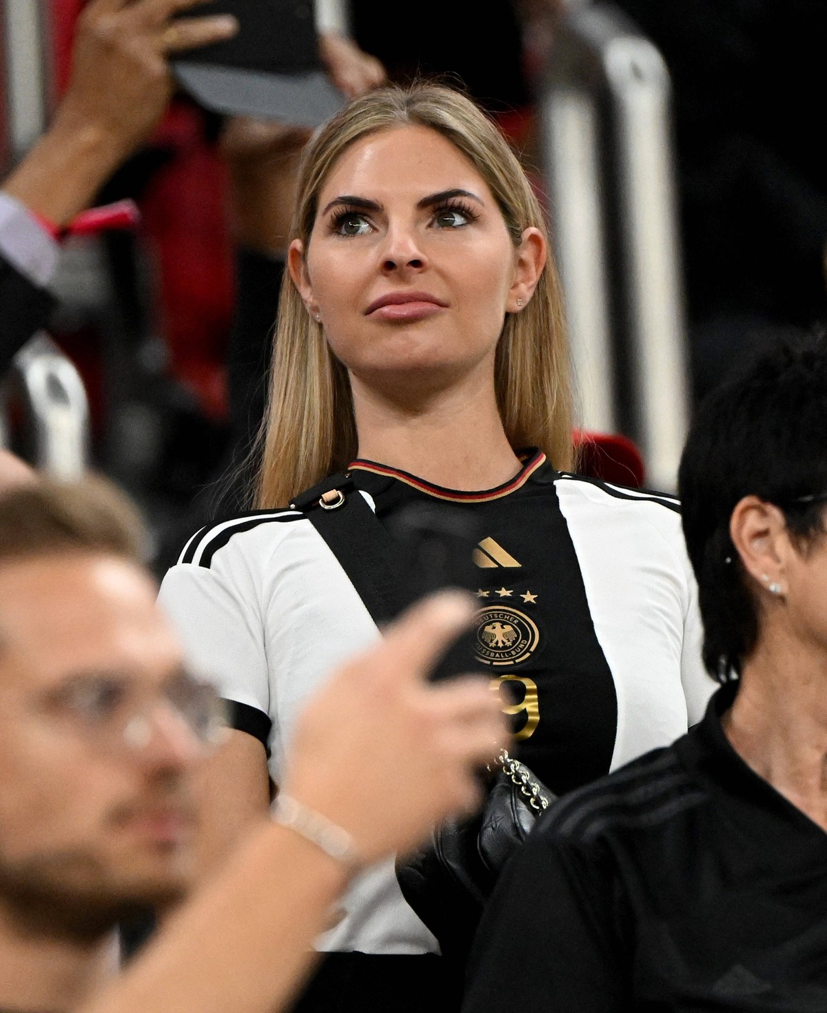 Fussball, Herren, Saison 2022/23, WM in Katar, Gruppe E 2. Spieltag, Spanien - Deutschland 1:1 im Al-Bayt Stadium in Al-Khor, Lisa F�llkrug auf der Trib�ne, Frau von Niclas F�llkrug Deutschland 27.11. ...