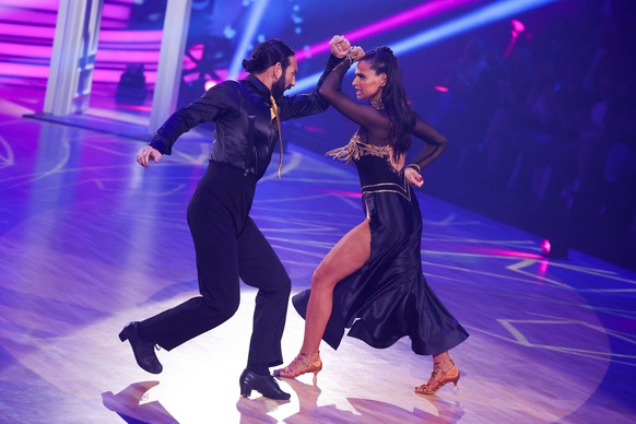 29.04.2022, Nordrhein-Westfalen, K�ln: Amira Pocher, Moderatorin, und Massimo Sinato, Profit�nzer, tanzen in der RTL-Tanzshow &quot;Let&#039;s Dance&quot; im Coloneum. Foto: Rolf Vennenbernd/dpa +++ d ...