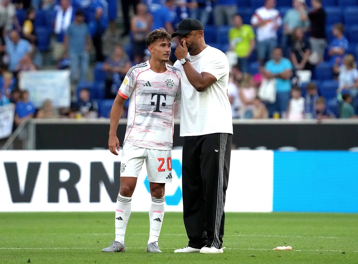 20.09.2025, PreZero Arena, Sinsheim, GER, 1.FBL, TSG Hoffenheim vs FC Bayern M�nchen , im Bild Tom Bischof M�nchen mit Trainer Vincent Kompany M�nchen DFL regulations prohibit any use of photographs a ...