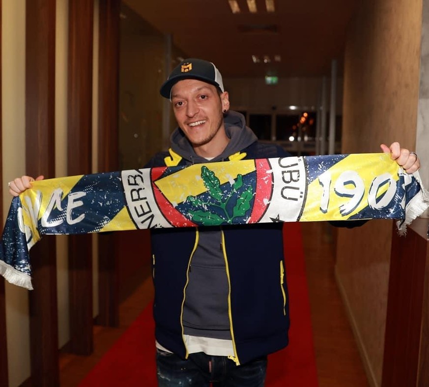 Mesut Özil mit dem Schal seines neuen Clubs Fenerbahce Istanbul