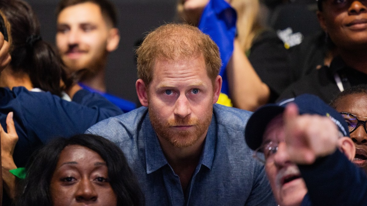14.09.2023, Nordrhein-Westfalen, D�sseldorf: Prinz Harry, Herzog von Sussex, schaut sich bei den 6. Invictus Games in der Merkur Spiel-Arena zwischen Fans aus Nigeria und der Ukraine Sitzvolleyball de ...