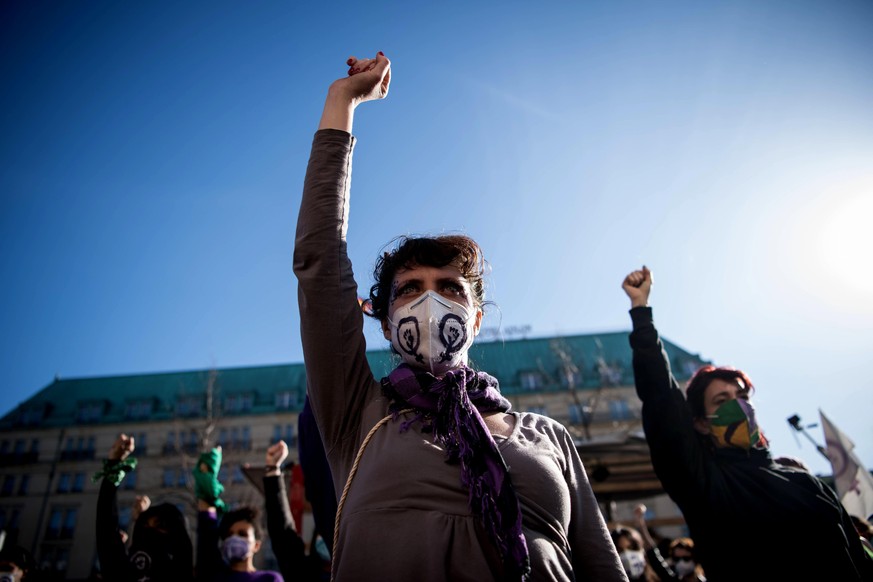 Demonstrantinnen auf der Frauentagsdemo am 8. März 2021 vor dem Brandenburger Tor strecken die Faeuste in die Luft. Foto: bildgehege Demontration zum Frauentag *** Demonstrators at the Womens Day demo ...