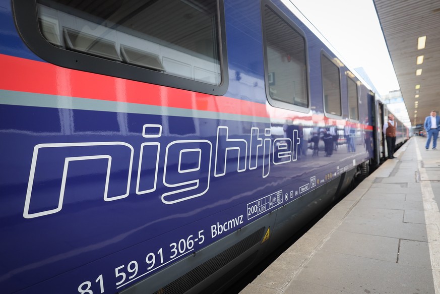 11.07.2022, Hamburg: Ein Waggon des Nightjet der