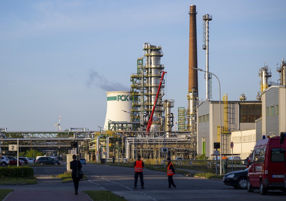 Das Industriegelände der PCK-Raffinerie GmbH, aufgenommen beim Treffen von Bundeswirtschaftsminister mit der Belegschaft der PCK Raffinerie. Die Raffinerie, die nach Angaben der Landesregierung rund 1 ...