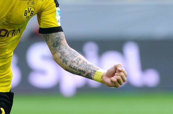 Auch im Dortmund Trikot immer sichtbar: Tattoo mit Initialen.