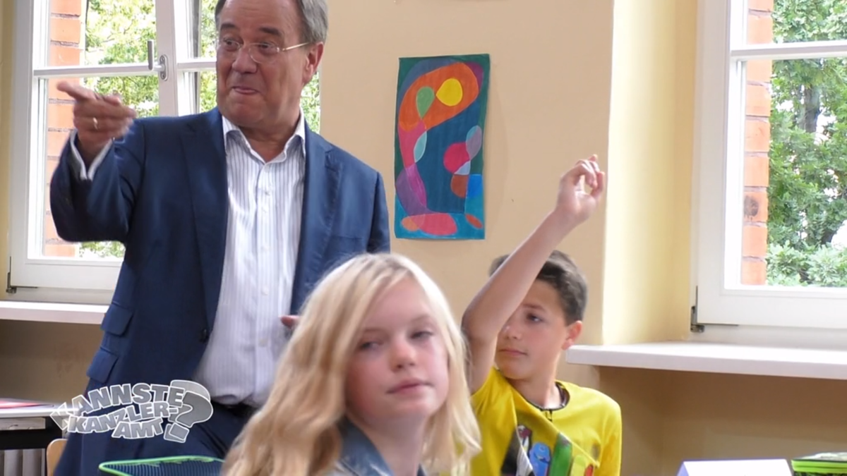 Armin Laschet wird auf 74 geschätzt.