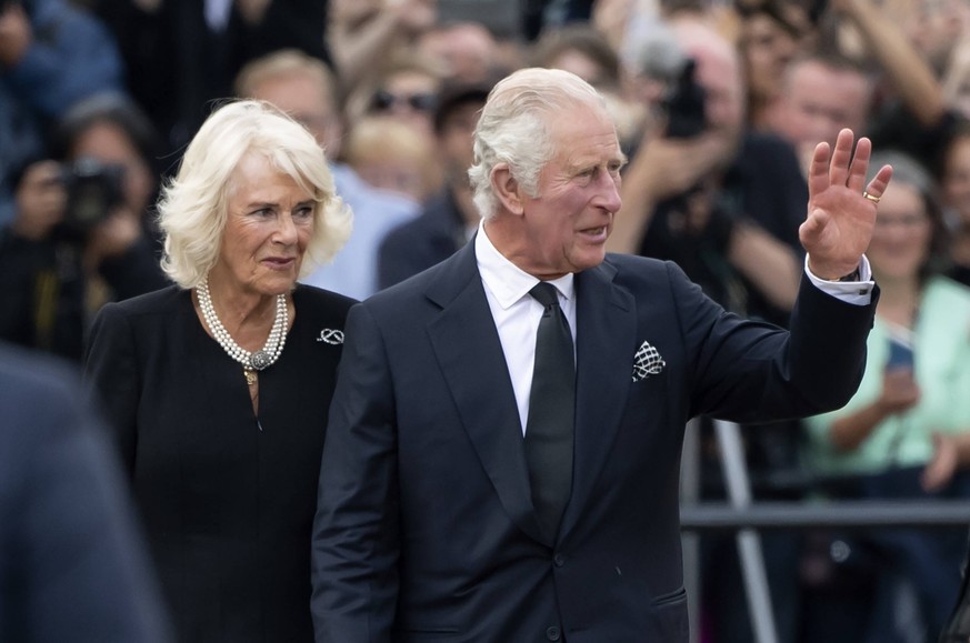 Entertainment Bilder des Tages Queen Elizabeth II death King Charles III and Camilla The Queen Consort arriving at Buckingham Palace having greeted crowds and viewed the floral tributes, London. Credi ...