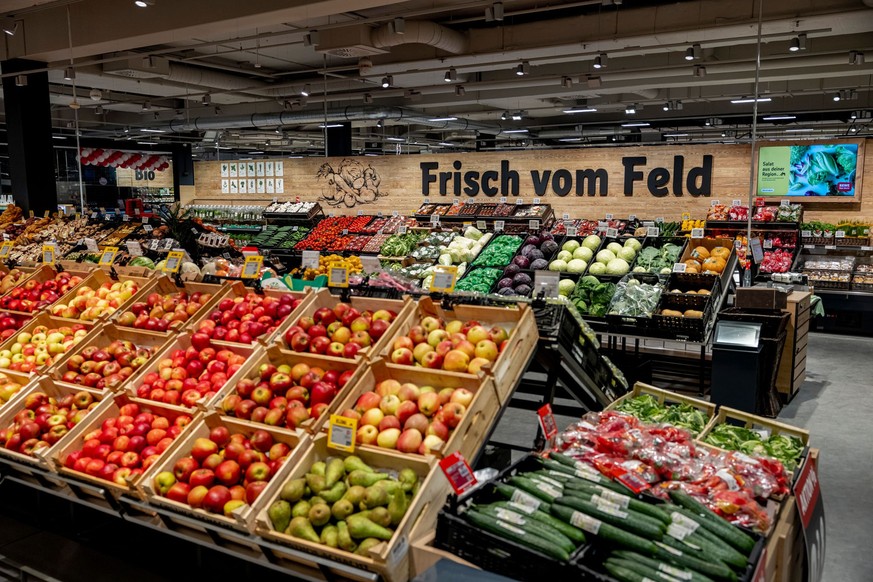 Obst- und Gemüseabteilung in einer Rewe Supermarktfiliale.