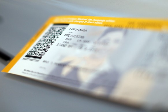ARCHIV - 07.09.2012, Hamburg: Ein Ticket der Lufthansa liegt am Flughafen. (zu dpa &quot;H�here Ticketpreise verringern Lufthansa-Verlust zum Jahresstart&quot;) Foto: Malte Christians/dpa +++ dpa-Bild ...
